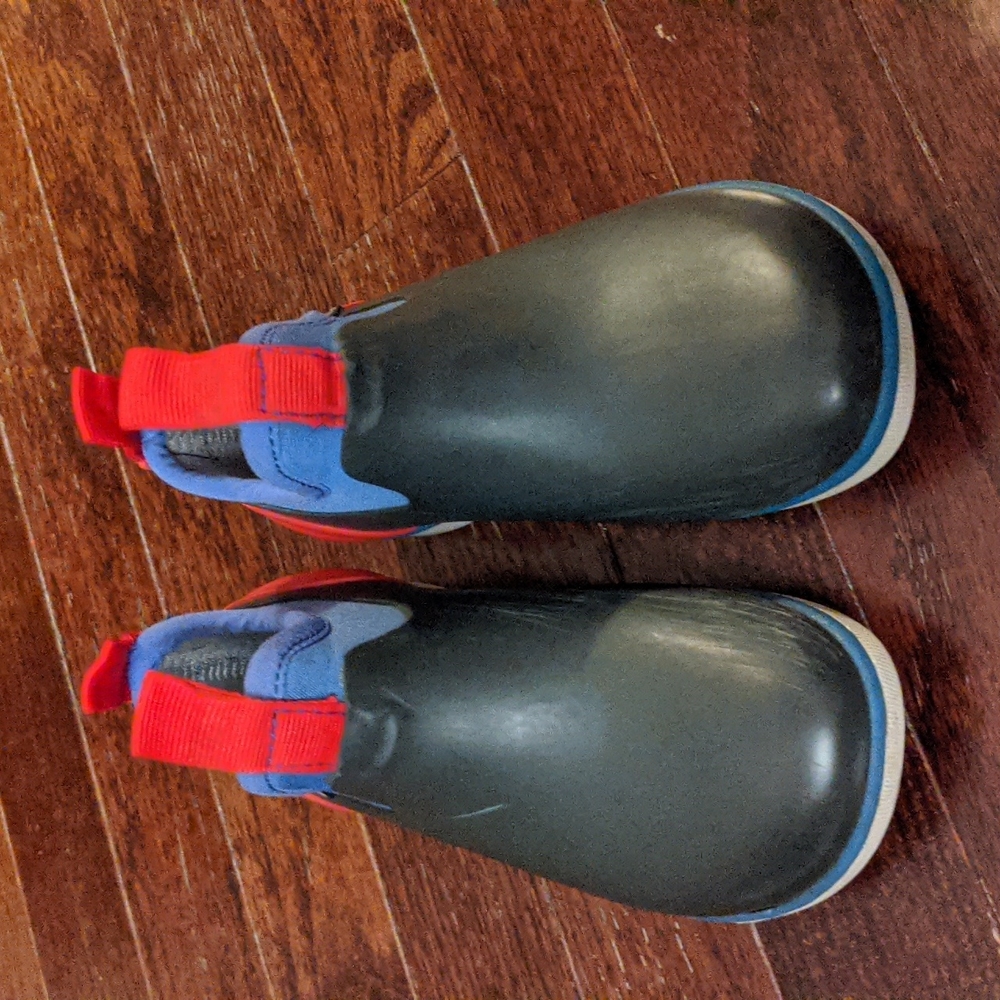 Kids size 9 bogs